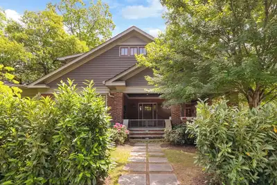 Image de Inviting Craftsman Retreat:Your Home Away from Home