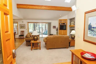Image de Spacious Sunriver retreat w/hot tub + bikes. Family + Pet Friendly!