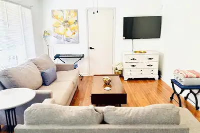 Image de The Retro Rosé- quiet neighborhood close to everything