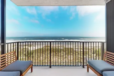 Image de Beachfront 2-bedroom condo with Gym, pool, & WiFi in charming Jacksonville Beach