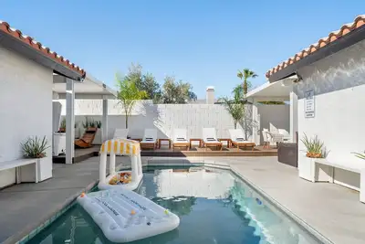 Image de 5bd Desert Oasis Sleeps 13. Cold Plunge, Heated Pool, Jacuzzi, Games, +Amenites
