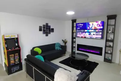 Image de luxurious Charming 2-bed house with WiFi and Ac with arcade pac-man pet friendly