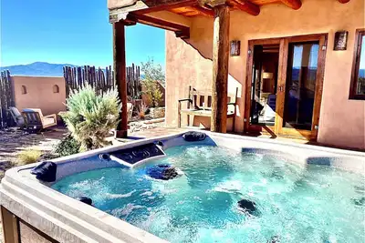 Image de Hacienda Harwood. Hot Tub, 2 Living Rooms, Professional Kitchen, Sleeps 6-8.