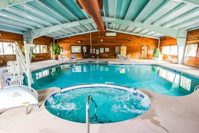 Image de Mountain Retreat with Indoor Pool, Hot Tub, Trails & Skiing\n