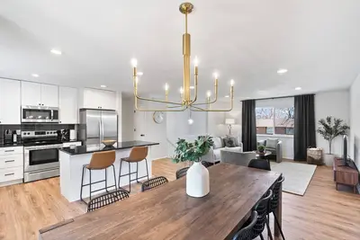 Image de DenverStays: Spacious 5 Br Home with 2 King & 3 Queen Beds - 15 Min to Red Rocks