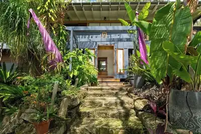 Image de Paradiso on Dangar island. Peak of the Hill. Resort treetop style vibes