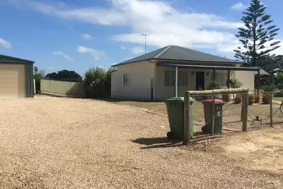 Image de The Farmhouse Country Charm large yard Ample Parking Garage Available to use.
