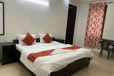Image de near to max hospital \n5 min walk select city mall & dlf avenue \n