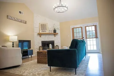 Image de Charming 3-bedroom house in brilliant Savannah with WiFi, Ac,