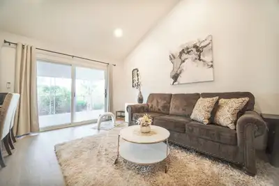 Image de 2 TVs - Vaulted Ceiling - Private Kitchen&Entrance