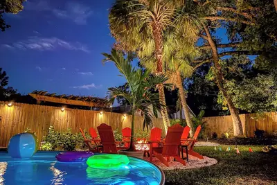 Image de Charming Bungalow | HotTub, Cowboy Pool & Fire Pit
