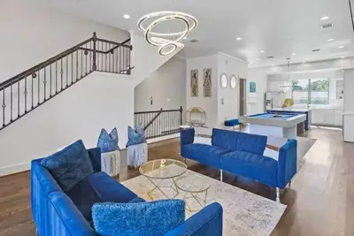 Image de Skyline Elegance: Chic Midtown Home with Rooftop