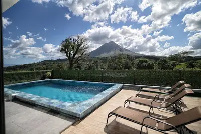 Image de 3-bedroom home with a private heated pool, firepit, sundeck, views, WiFi, and Ac