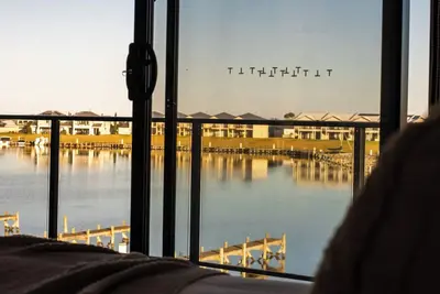 Image de Stylish Modern Lake View Duplex