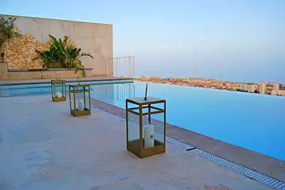 Image de New, spacious villa with amazing views!