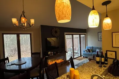 Image de Luxurious 2-Br, 2-full bath townhome in lovely Colonie. Garage, deck, 1-Tb WiFi