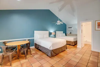 Image de Egret Suite | Bright Retreat, Hot Tubs, Steps from Duval!