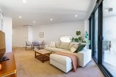 Image de New to Vrbo: Serene 2br Apt in the Radiant City of Civic