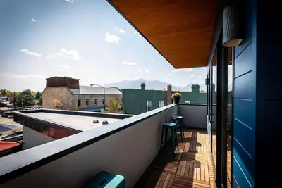 Image de Crow's Nest Penthouse-Brand New- Main Street