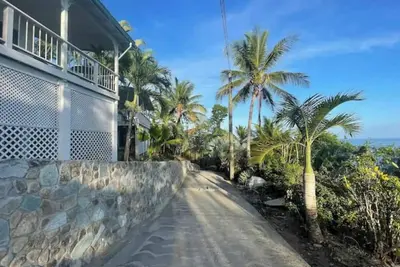Modern 1 bed guesthouse with pool and ocean view!