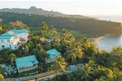 Modern 1 bed guesthouse with pool and ocean view!