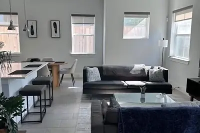 Image de Urban Homestead 4 Br Lux Home in Hot Eado Area!