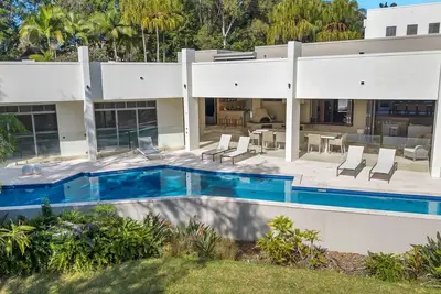 Image de Villa 8 The Lakes moments from pristine beaches, world-class golf courses, and the stunning Mt. Cool