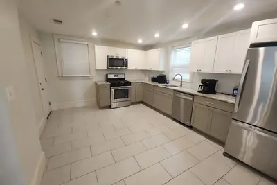 Image de Charming 2-bedroom condo minutes from airport Boston with WiFi, Ac, and laundry