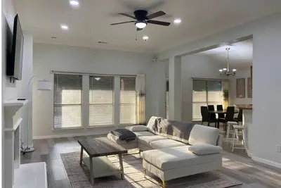 Image de Spacious Family Haven w Big Yard, Great Location!