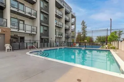 Image de Lakeside Condo - King Bed + Pool\n\n