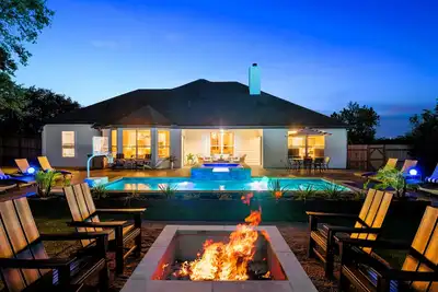 Image de South Austin Backyard Oasis w/ 17 Beds: Pool & Spa, Golf Green, Firepit