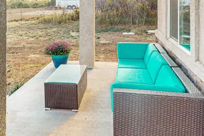 Image de Spacious brand new home w\/ mountain views, gas fireplace & firepit