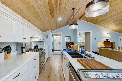 Image de Enchanting farm stay with cozy fireplace, spacious grounds, & outdoor grilling