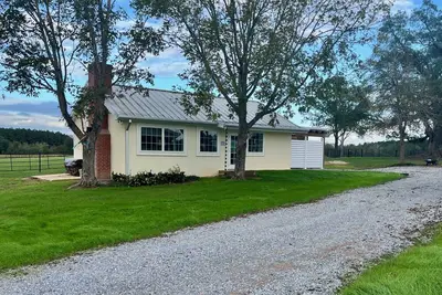 Image de Charming dairy cottage & spacious grounds, fireplace, outdoor charcoal grill