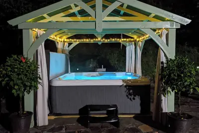 Image de Adirondack Artist Retreat -spacious 5 bedroom w/ 9 person hot tub and more!