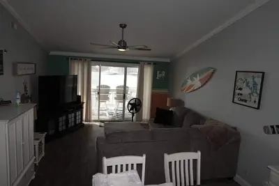 Image de Cozy 2-bedroom lakefront condo right across from Dog Days in Osage Beach