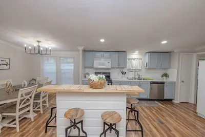 Image de Block To Water with water access, Sleeps 10, close to rocker b, hot tub, fire pit