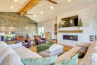 Image de Hope Retreat w/ Furnished Deck Near Parks!