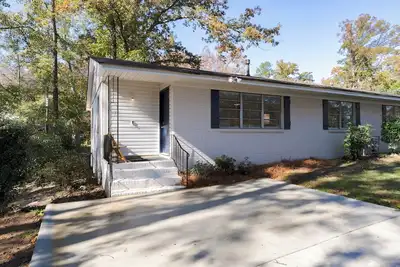 Image de Single Floor Condo with Large Private Driveway