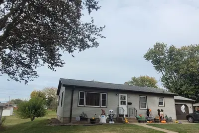 Image de Quaint, clean home in quiet neighborhood.