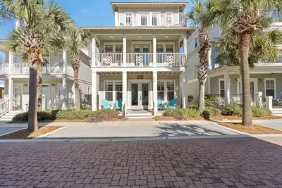 Image de Dog Friendly | 4br Seacrest Beach House | 12, 000 sq' Resort Pool | Steps to Beach | Beach Getaways