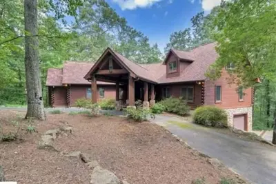 Image de Charming 6-bedroom cabin with WiFi, Ac in the mountains.
