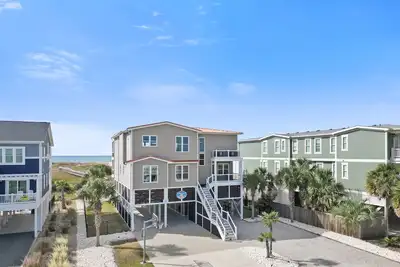 Image de \"Gnozo Palazzo\" 6 Bedroom, 6. 5 Bathroom Oceanfront Home with Pool!