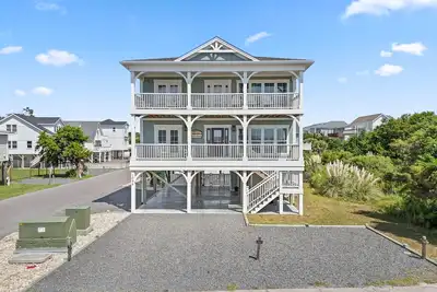 Image de \"Arlo's Oasis\" 4 Bedroom, 4. 5 Bathroom Second Row Home w/ Private Pool!