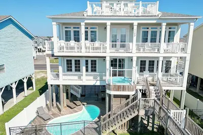 Image de \"Peaceful Breezy Feelin\" is a 6 Bedroom, 6. 5 Bathroom Oceanfront Home w/ Private Pool, Elevator!
