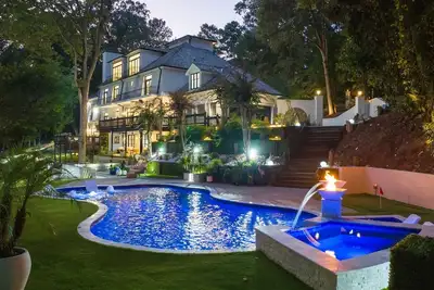 Image de Modern Estate: Sports Court, Heated Pool, Hot Tub, Theater & Fitness. Sleeps 10