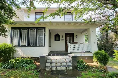 Image de Charming 3-bedroom house in terrific Portsmouth hilltop neighbourhood.