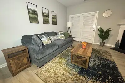 Image de 2-bedroom centrally located townhome in charming South Durham, Nc