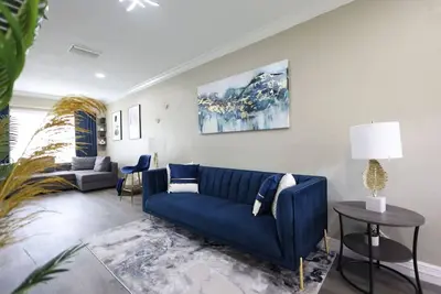 Image de Walk to Stadium - 3br King Bed Haven - Parking