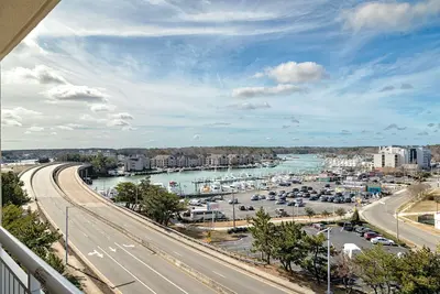 Image de One Bedroom Condo with Marina View